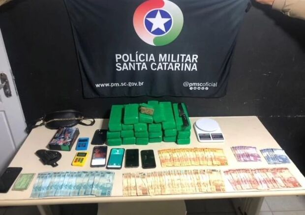 Na Murta: Trio é preso com 13 quilos e meio de maconha em Itajaí