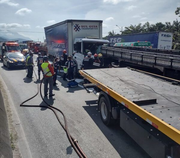 Engavetamento: Acidente com mais de três caminhões interdita BR-101 em Joinville