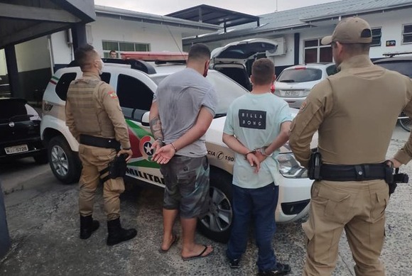 Navegantes: Dupla de arrombadores de residência é presa no bairro Gravatá