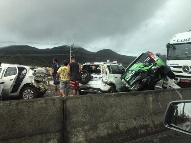 Fake News: Vídeo de acidente envolvendo uma carreta e quatro veículos na BR-101 em Balneário Camboriú é de outubro do ano passado