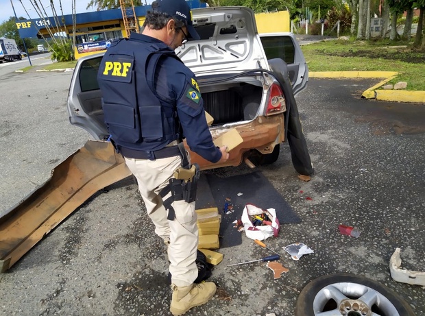 Tava no para-choque: PRF apreende 14 quilos de pasta base de cocaína em veículo na BR 101 em Joinville