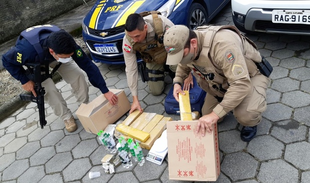 Na BR-101: PRF e PM prende homem cocaína, maconha, ecstasy, haxixe e lança-perfumes