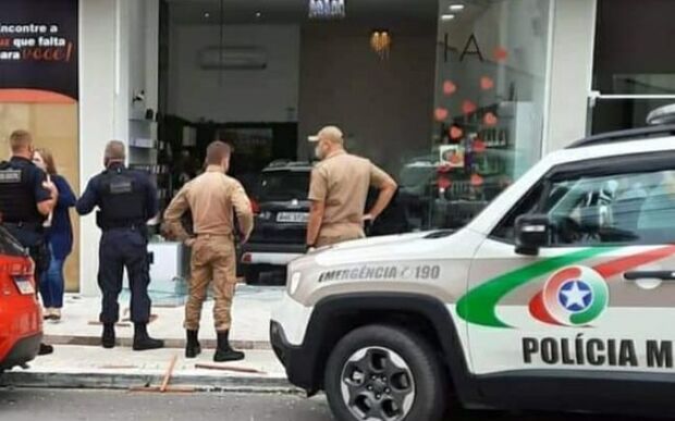 Balneário Camboriú: Ex-marido entra com carro em salão de beleza da ex e é preso por tentativa de feminicídio
