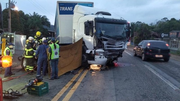 Acidente fatal: Três pessoas morrem em acidente na BR-470 em Blumenau