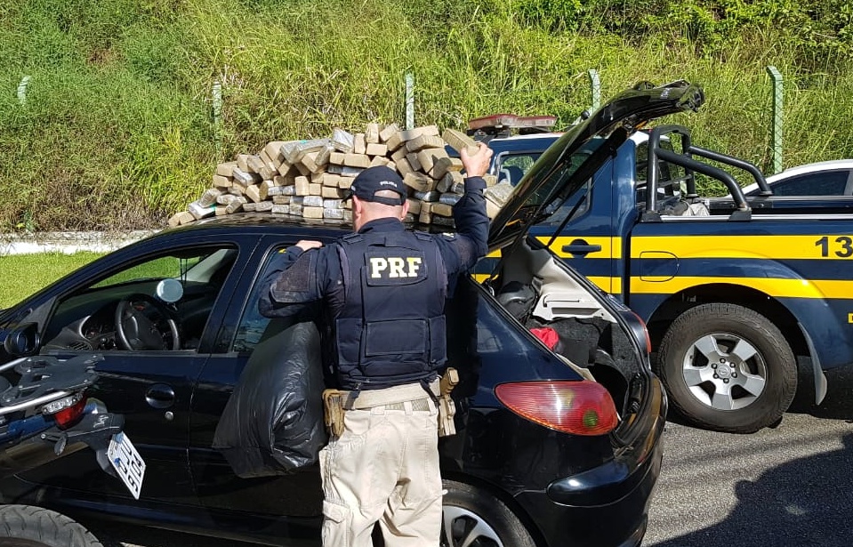 Itajaí: Casal é preso na BR-101 com cerca de 70 quilos de maconha