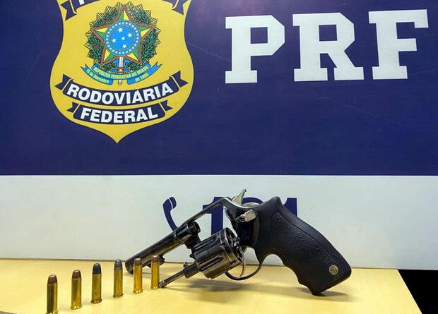 Barra Velha: Homem é preso na BR-101 com arma escondida em motor de um Hyundai