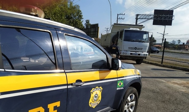 PRF apreende caminhão que circulava clonado na 101 em Itajaí