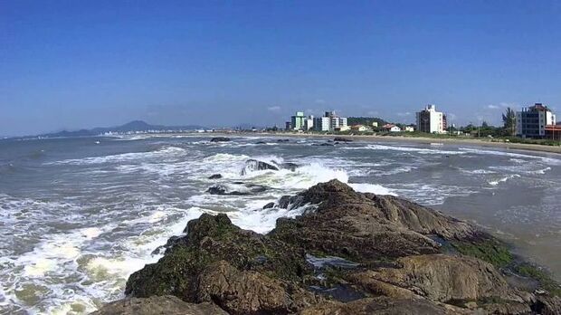 Navegantes: Homem cai da pedra da Miraguaia e morre afogado em na praia do Gravatá