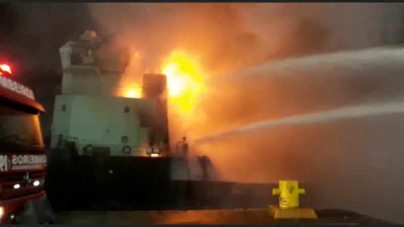 NO PÍER: REBOCADOR PEGA FOGO NO CAÍS DO PORTO DE SÃO FRANCISCO DO SUL