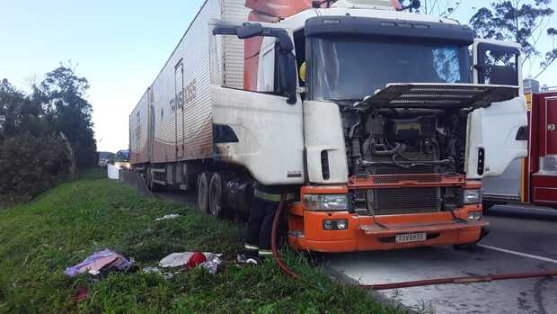 Na BR-101: Carreta Scania é destruída parcialmente por incêndio em Garuva