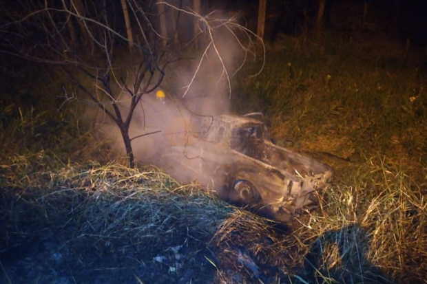 Penha: Caminhonete é destruída por incêndio após sair da pista na Transbeto