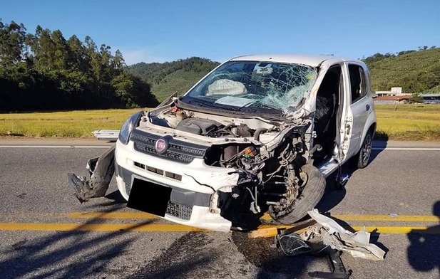 São João do Itaperiú: Acidente entre Fiat Uno e um trator Gibata deixou uma pessoa gravemente ferida na Rodovia SC-415