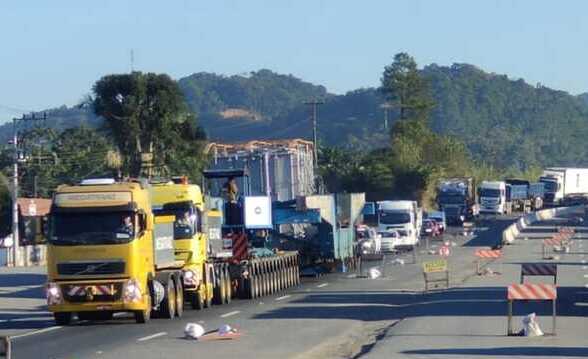 Trânsito Lento: Transporte de transformador nas BR-470 causa lentidão na pista sentido norte de Blumenau/Navegantes