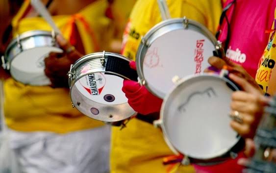 ESQUENTANDO OS TAMBORINS: ENSAIOS DOS BLOCOS CARNAVALESCOS DE PENHA JÁ ESTÃO A TODO VAPOR EM ARMAÇÃO DO ITAPOCORÓY