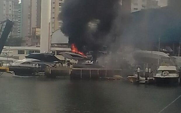Balneário Camboriú: Lancha pega fogo na Marina Tedesco na Barra Sul