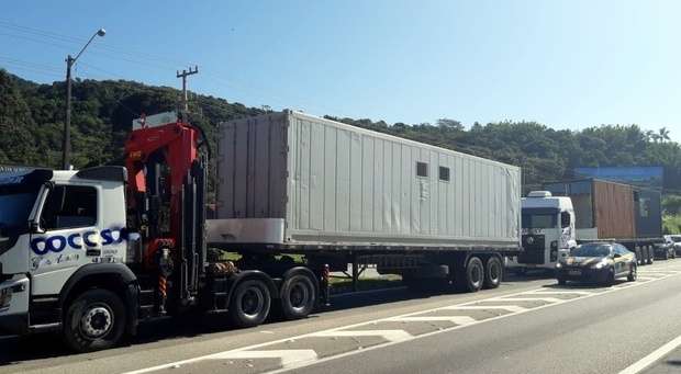 Itapema: PRF recupera três contêineres roubados em Penha