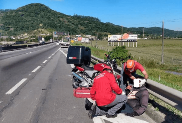 Penha: Acidente na Transbeto entre uma Biz e caminhão deixa motociclista com suspeita de fratura nas pernas