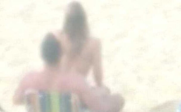 No Canto dos Amores: Casal é flagrado fazendo sexo na tarde de ontem na Praia Brava, em Itajaí