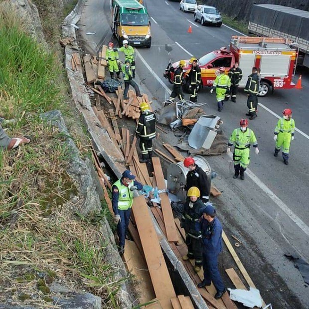 Tragédia na BR-101: Caminhão tomba no Morro do Boi e quatro pessoas morrem ao serem atingidas por carga de madeira