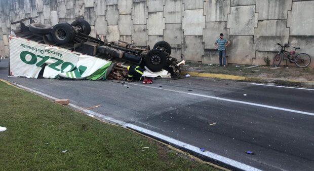 Joinville: Caminhão baú despenca no viaduto da Ottokar Doerffel e motorista e morre no acidente
