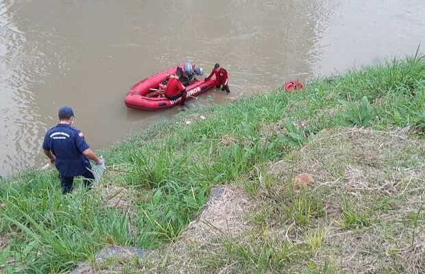 Afogamento: Corpo de homem é resgatado pelos Bombeiros no rio Itajaí-Mirim em Brusque