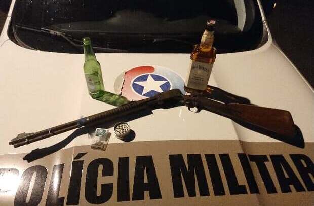 Balneário Piçarras: Motorista alcoolizado perde controle do veículo e bate em muro e é preso com uma carabina calibre .20