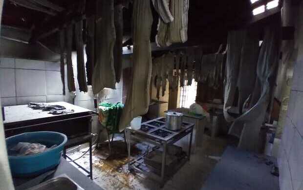 Penha: Cozinha industrial fica parcialmente destruída após incêndio em fritadeira elétrica na praia Alegre