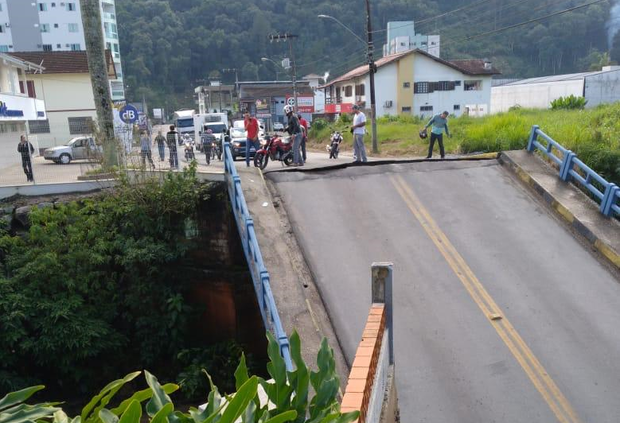 Brusque: Cabeceira cede e ponte desaba no bairro Guarani