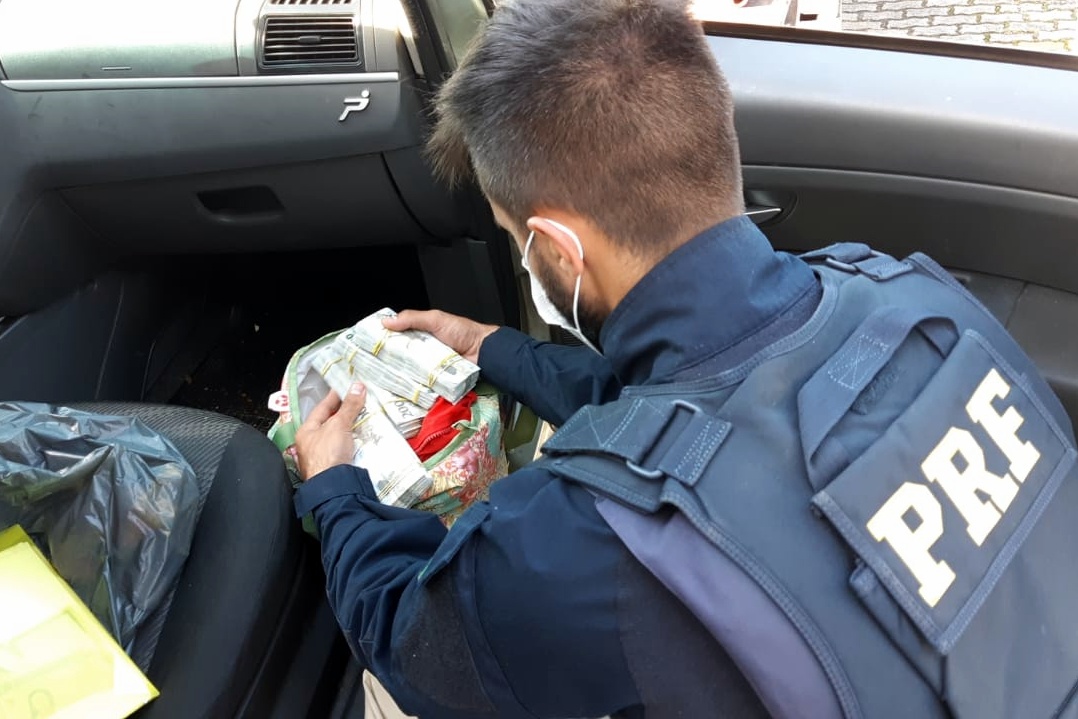 Itajaí: PRF prende homem com cerca de R$ 520 mil em notas falsas na BR-101