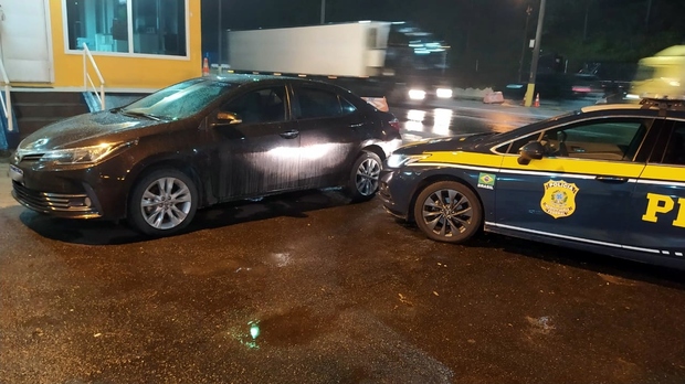 Barra Velha: PRF recupera veículo roubado e que circulava clonado na BR 101
