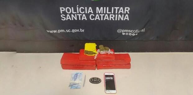 Navegantes: Homem é preso com mais de três quilos de maconha em veículo de aplicativo no bairro Volta Grande