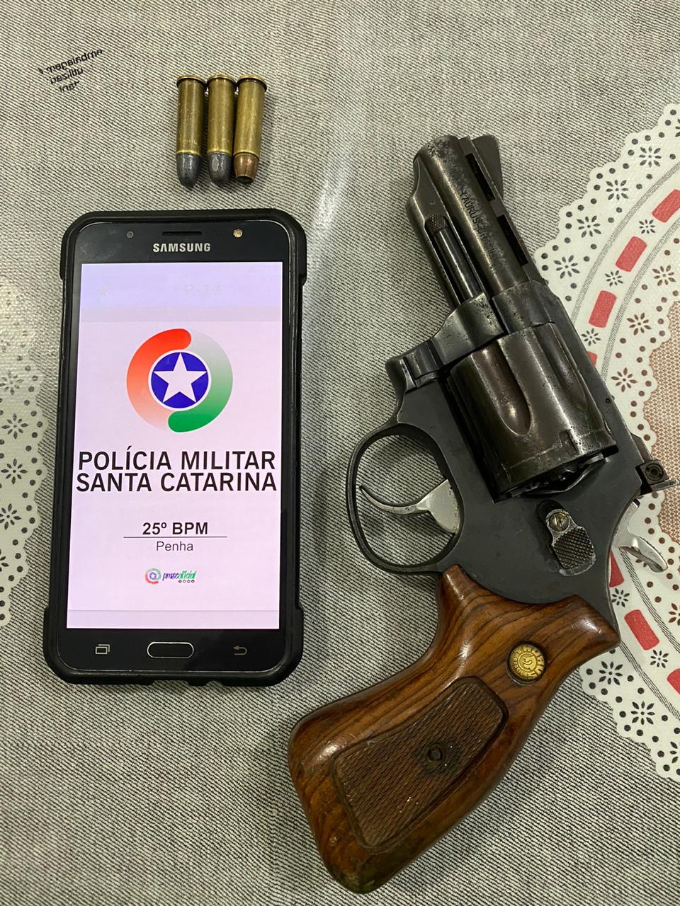 NA SANTA LÍDIA: HOMEM É PRESO POR POSSE ILEGAL DE ARMA E ASSALTO EM PENHA