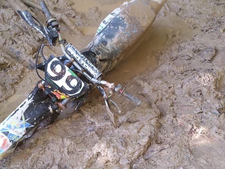 Atolou e se perdeu: Motociclista trilheiro fica perdido no morro de Escalvados em Navegantes