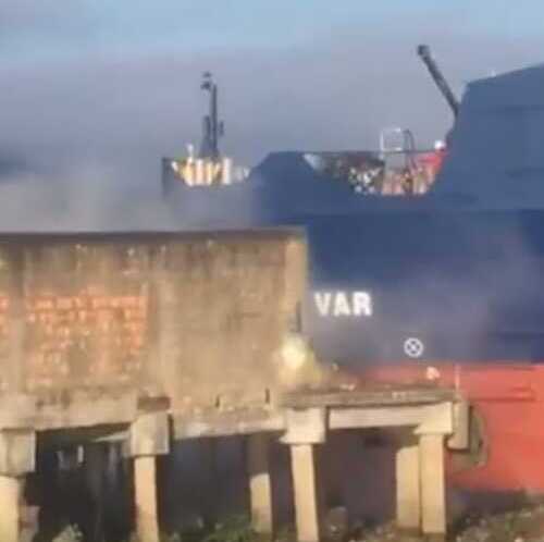 Itajaí: Barco atravessa o rio Itajaí-Açu e bate em píer de concreto durante lançamento no estaleiro Detroit