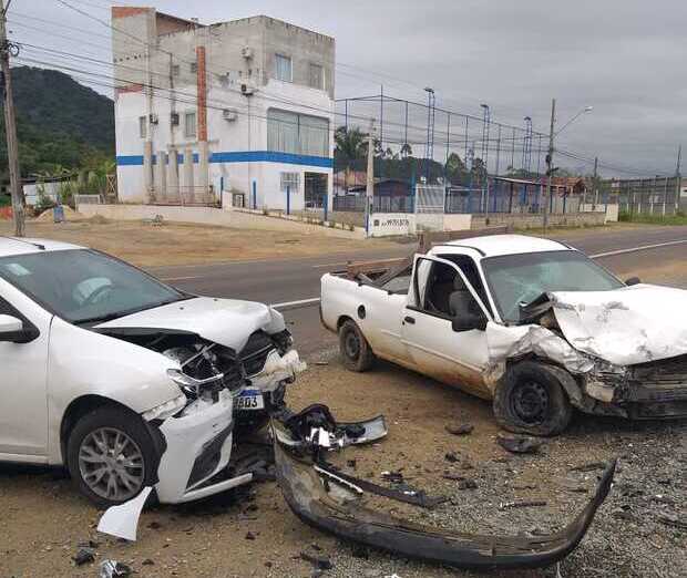 Balneário Piçarras: Logan e Courier batem de frente na Variante