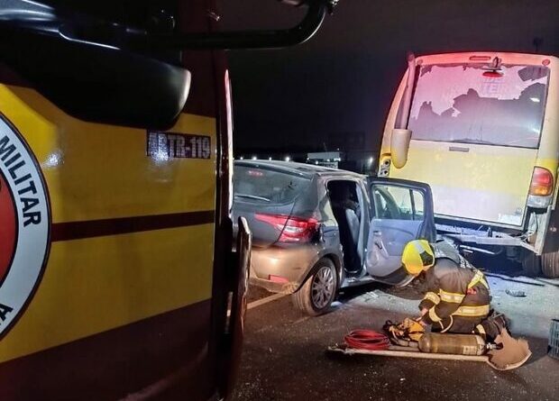 Na Antônio Heil: Motorista morre prensado entre carro e micro-ônibus na Itaipava, em Itajaí