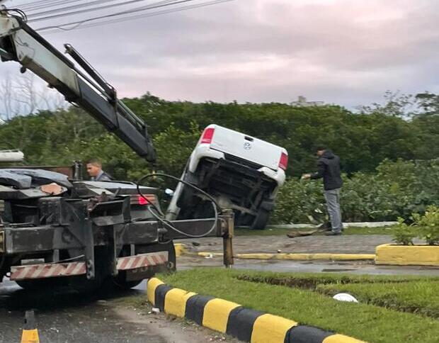 Penha: Motorista perde o controle e cai com Amarok na Lagoa do Quinca Ludo