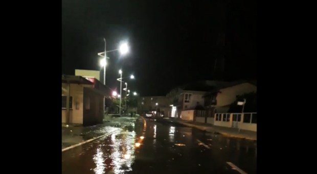 Barra Velha: Maré alta provoca invasão do mar Avenida Beira-Mar na praia das Canoas