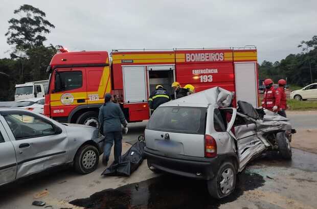 Navegantes: Duas pessoas morrem em acidente envolvendo dois carros e um caminhão no quilômetro 10 da BR-470