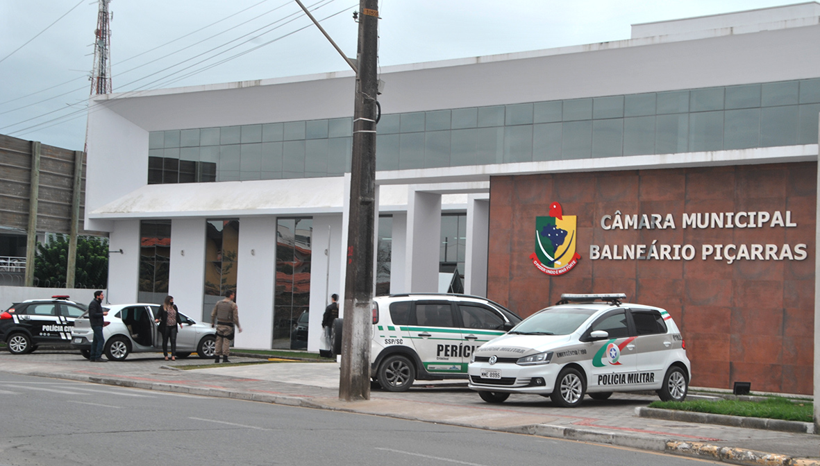 Balneário Piçarras: Ladrões invadem Câmara de Vereadores e levam notebooks e o carro oficial da Casa de Leis