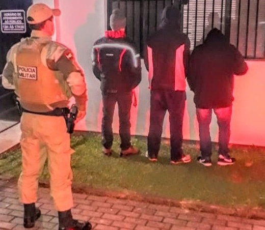 Penha: Trio é preso com drogas próximo à escola municipal no Mariscal