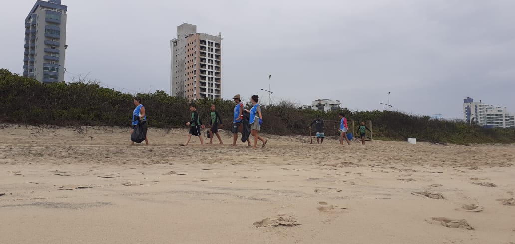 SUJISMUNDOS: VOLUNTÁRIOS RECOLHEM 78 QUILOS DE LIXO NA PRAIA NORTE EM BALNEÁRIO PIÇARRAS