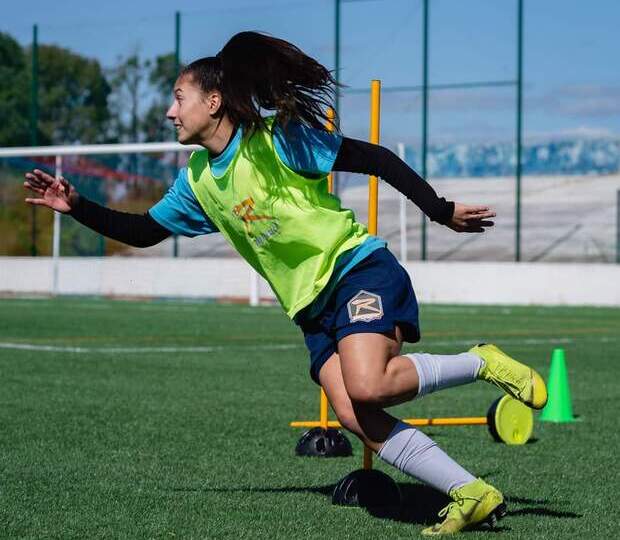 Fazendo história: Atleta barravelhense de coração brilha no futebol feminino de Portugal
