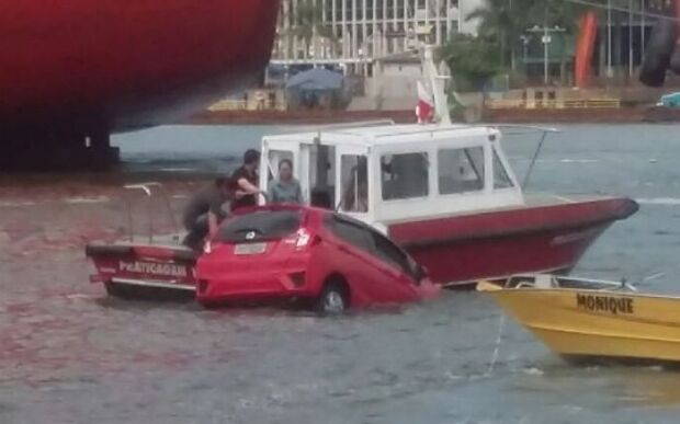 Não foi em Itajaí: Vídeo que mostra um carro que teria caído de um navio no rio Itajaí-Açu é fake news