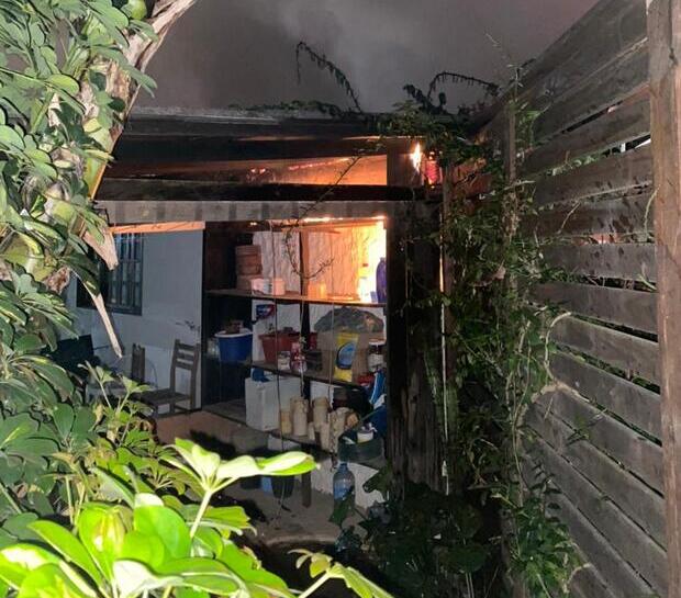 Susto: Incêndio destrói área de festas de residência na Rua Beira Rio no Centro de Balneário Piçarras
