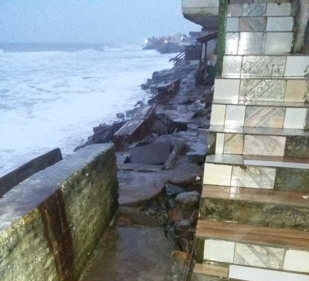 Ação do Mar: Defesa Civil e Bombeiros Militar retiram moradores de casa com risco de desabamento na praia da Península em Barra Velha