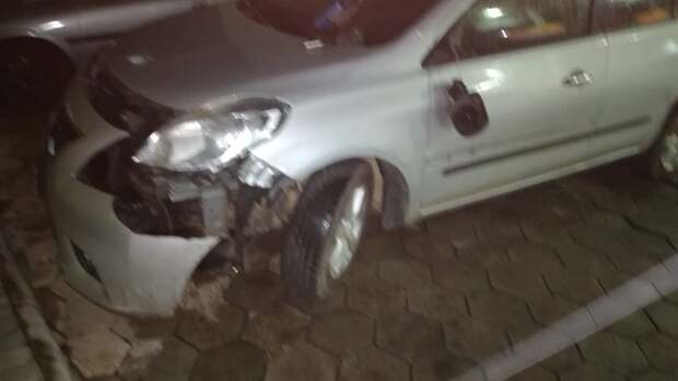 Barra Velha: Motorista foge a pé depois de bater em dois veículos no Centro da cidade