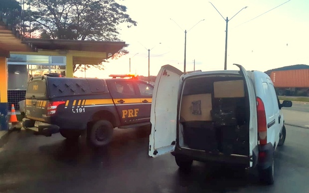 Na BR-280 - PRF apreende cerca de 14 mil maços de cigarros contrabandeados do Paraguai