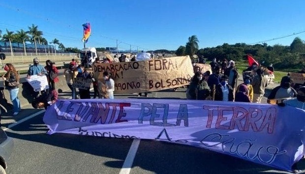 Protesto: Manifestação de indígenas fecha a BR-101 em Araquari e resulta em confusão com motoristas