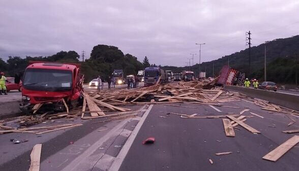 Joinville: Acidente com tombamento de carga de madeira interdita BR-101 no quilômetro 40
